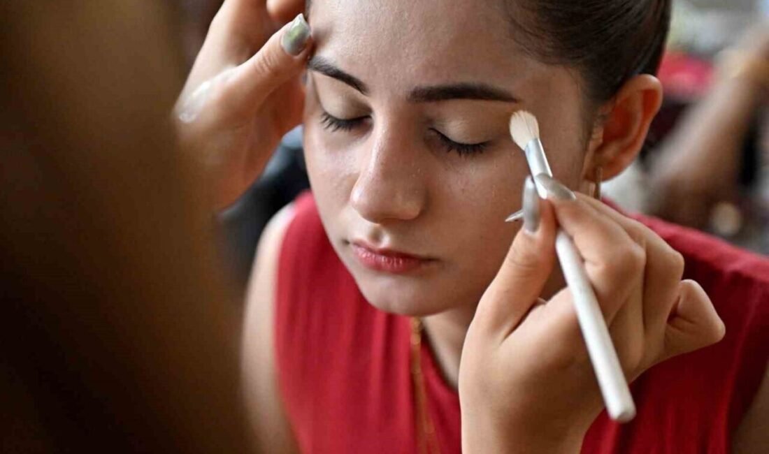 Muratpaşa’da kültür ve sanat kurslarına kayıtlar başladı Antalya Muratpaşa Belediyesi’nin Azize Kahraman Halk Eğitim Merkezi iş birliğiyle