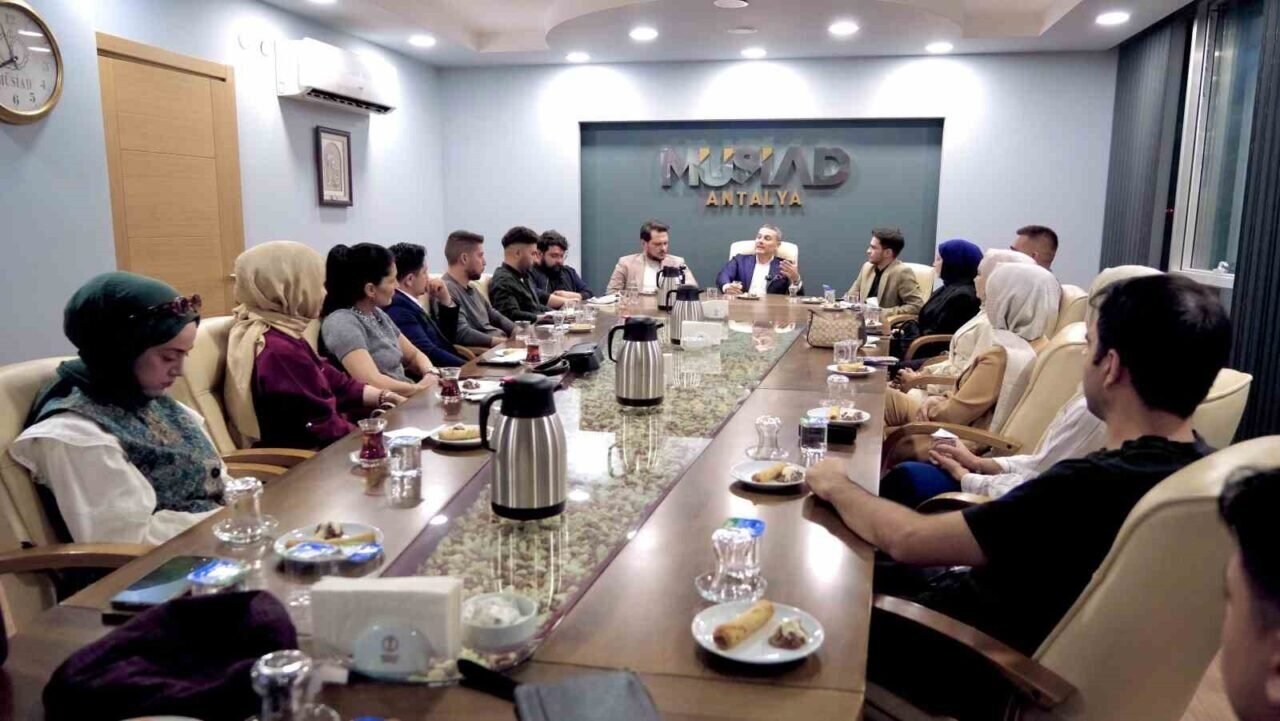 MÜSİAD Antalya Başkanı Akgül, ihracat tecrübelerini gençlerle paylaştı