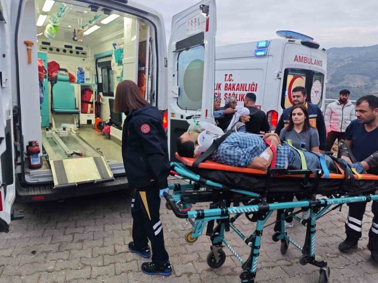 Nazilli’de kamyonet uçuruma yuvarlandı: 3 yaralı