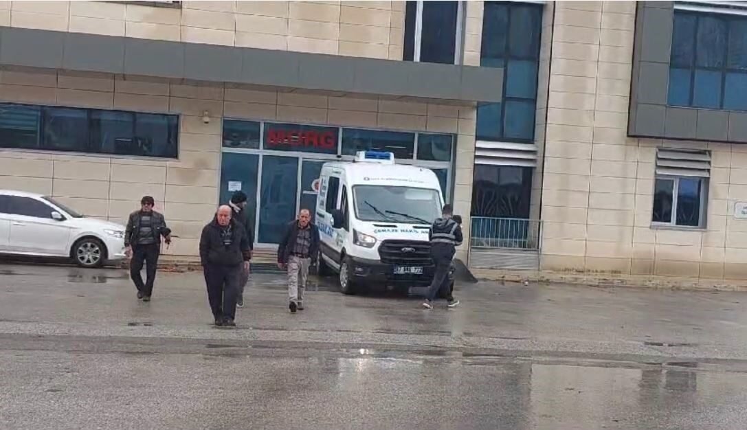 Oğlu bıçaklanarak öldürülen anne gözyaşları içinde adalet istedi: "Tarla gibi yapmış oğlumu"