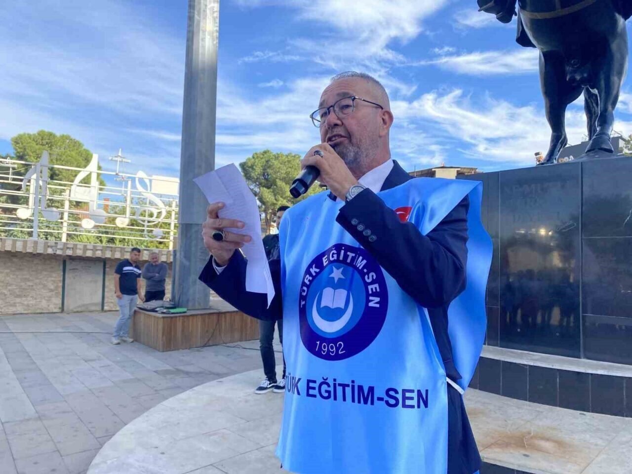 Öğrenci ve akrabalarından öğretmene çirkin saldırı