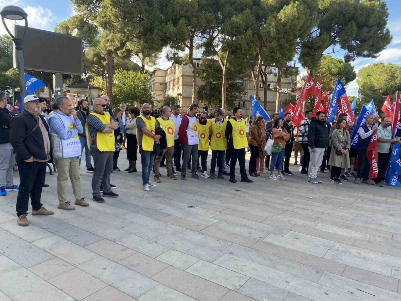 Öğrenci ve akrabalarından öğretmene çirkin saldırı