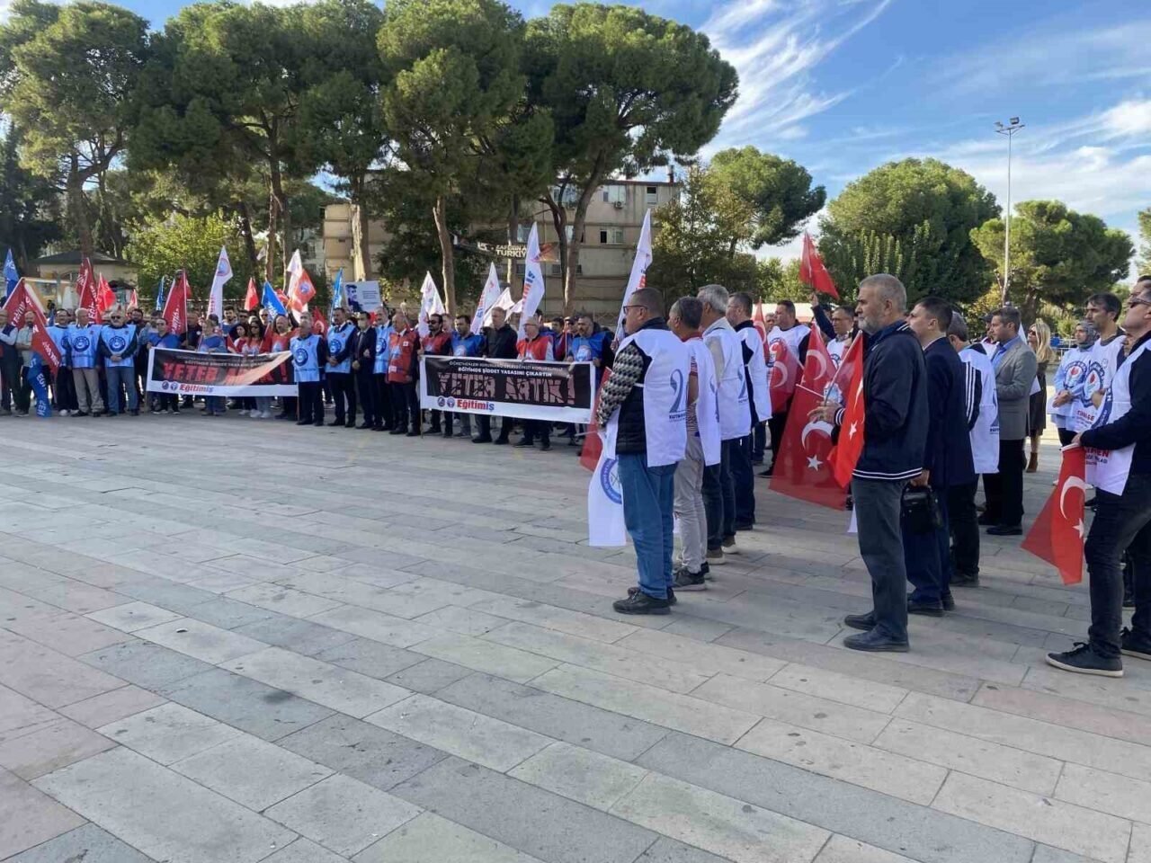 Öğrenci ve akrabalarından öğretmene çirkin saldırı Öğrenci ve akrabalarından öğretmene çirkin saldırı