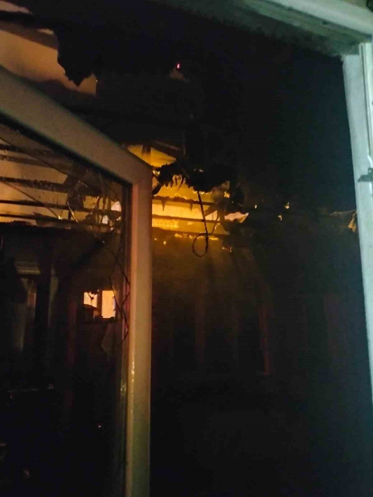 Okul kantininde çıkan yangın panikletti, alevler geceyi aydınlattı