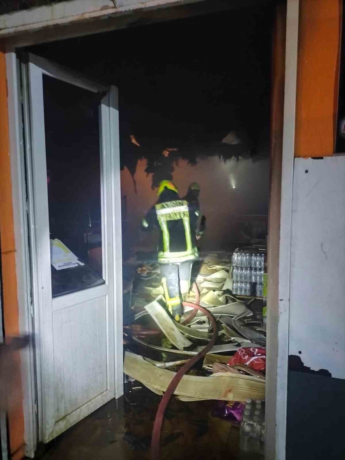 Okul kantininde çıkan yangın panikletti, alevler geceyi aydınlattı