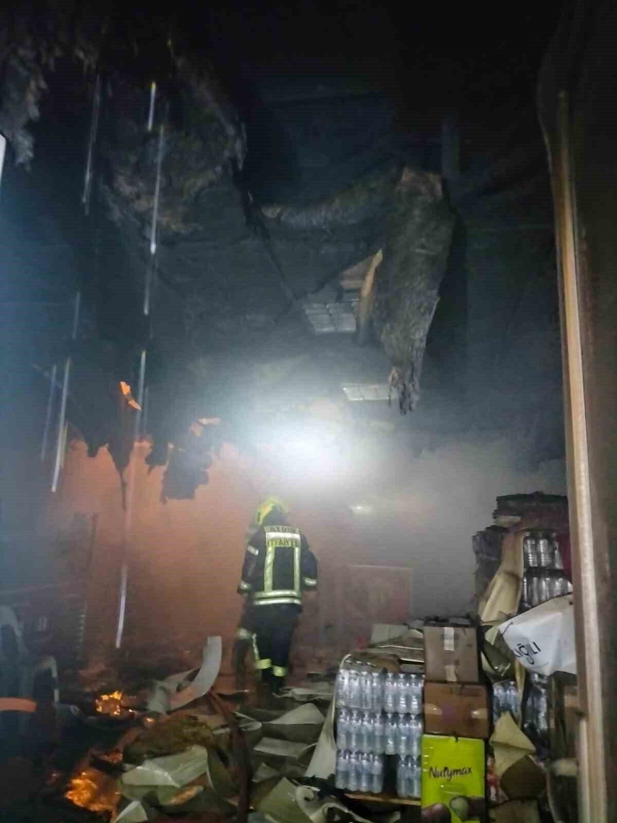 Okul kantininde çıkan yangın panikletti, alevler geceyi aydınlattı