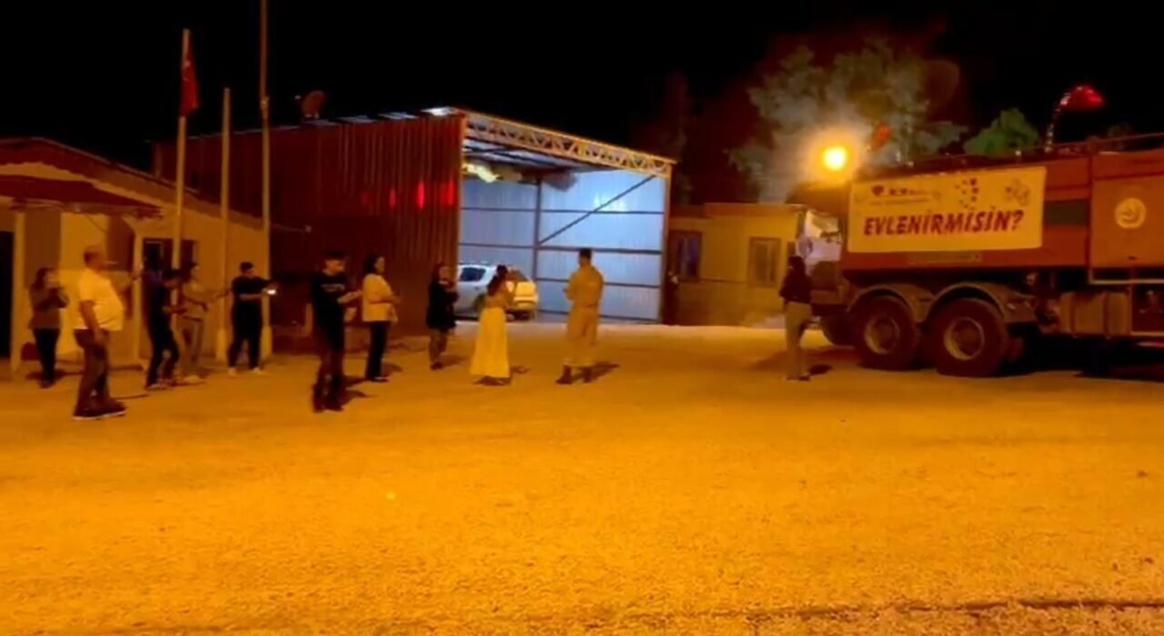 Orman işçisi arazözle evlilik teklifi yaptı