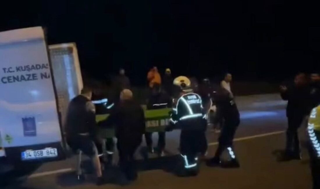 Kuşadası’nda gece yarısı yol temizliği yapan belediye aracına, otomobil çarptı.