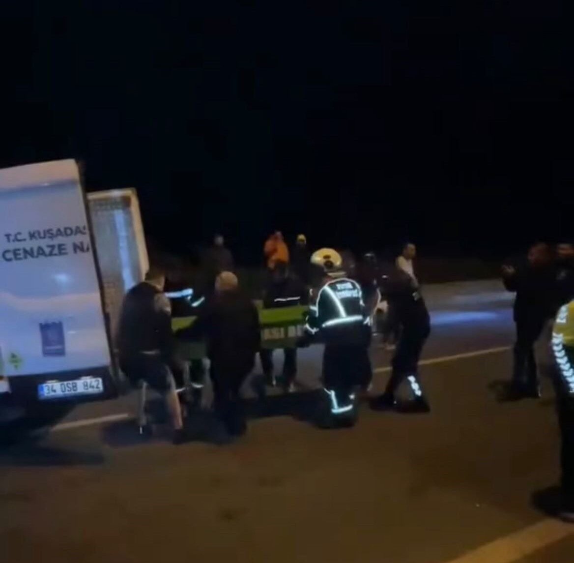 Otomobil, yol temizliği yapan belediye aracına çarptı: 1 ölü Otomobil, yol temizliği yapan belediye aracına çarptı: 1 ölü