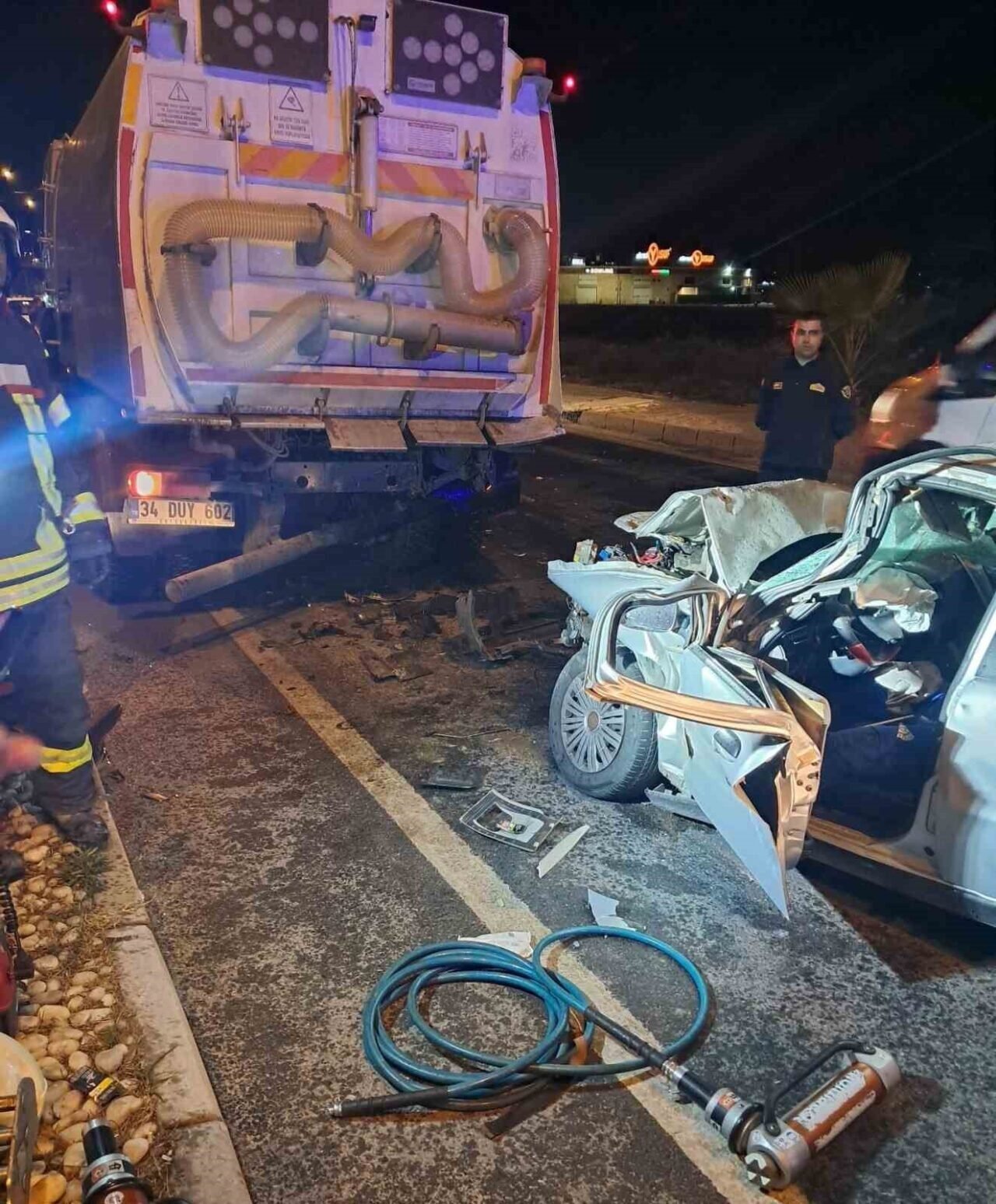 Otomobil, yol temizliği yapan belediye aracına çarptı: 1 ölü