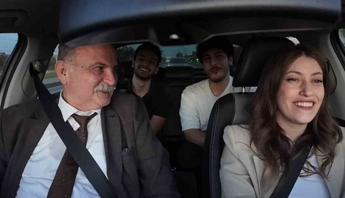 Otostop çeken öğrencilere başkandan sürpriz Yunusemre Belediye Başkanı Semih Balaban, otostop çeken üniversite öğrencilerini evlerine