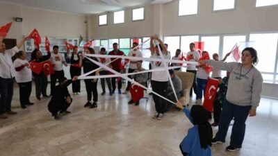 Yunusemre Belediyesi Engelsiz Yaşam Merkezi’nde eğitim gören özel ihtiyaçlı bireyler,