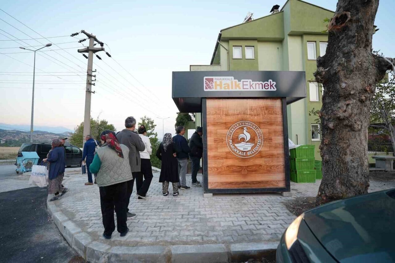 Pamukkale Halk Ekmek’in içerisinden çıkan fare dışkısı ve un kurdu yeni doğum yapan anneyi sütten kesti