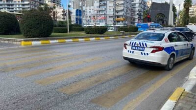 Aydın’ın Efeler ilçesinde para transfer aracının çarptığı genç kız yaralandı.