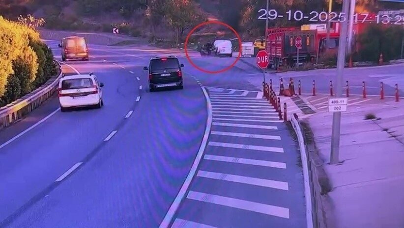 Park halindeki otomobile çarpan sürücü ölümden döndü Antalya’nın Manavgat ilçesinde motosiklet, yol kenarında park halindeki hafif ticari