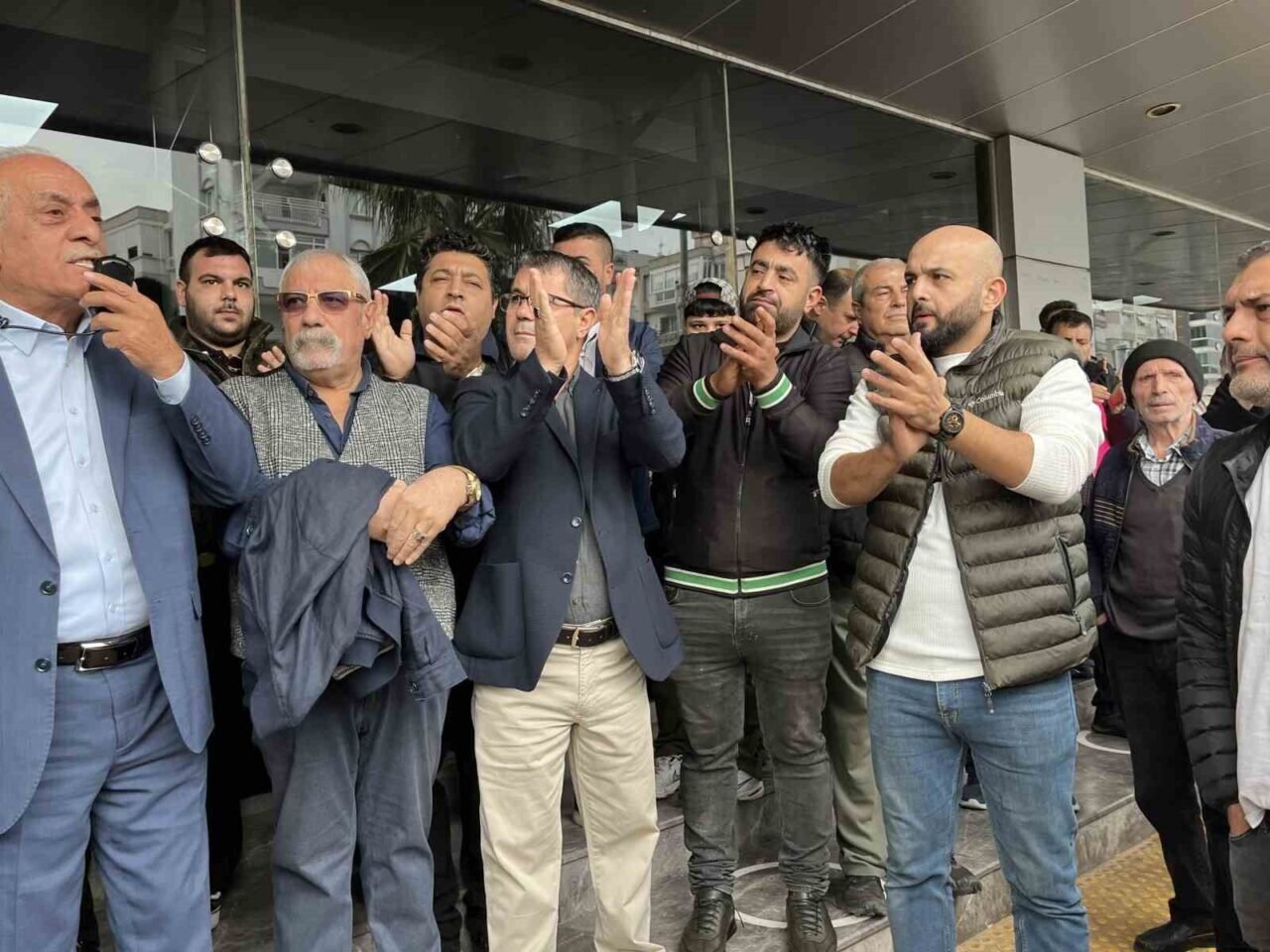 Pazarcı esnafından Karşıyaka Belediyesi önünde eylem