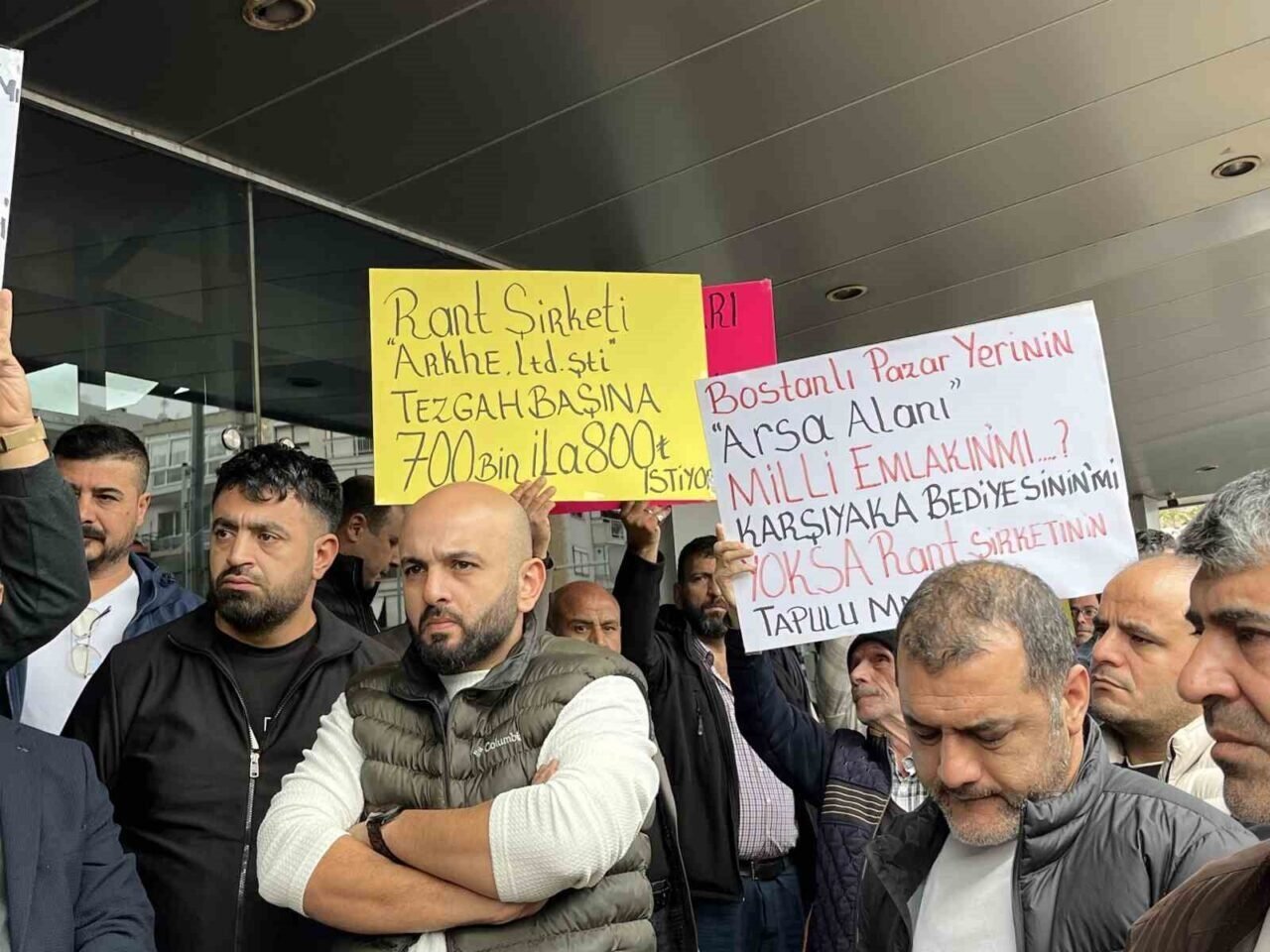 Pazarcı esnafından Karşıyaka Belediyesi önünde eylem