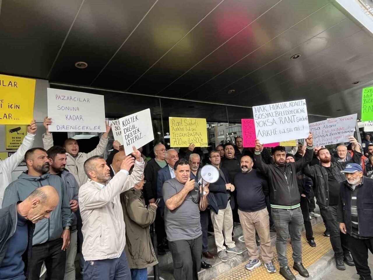 Pazarcı esnafından Karşıyaka Belediyesi önünde eylem