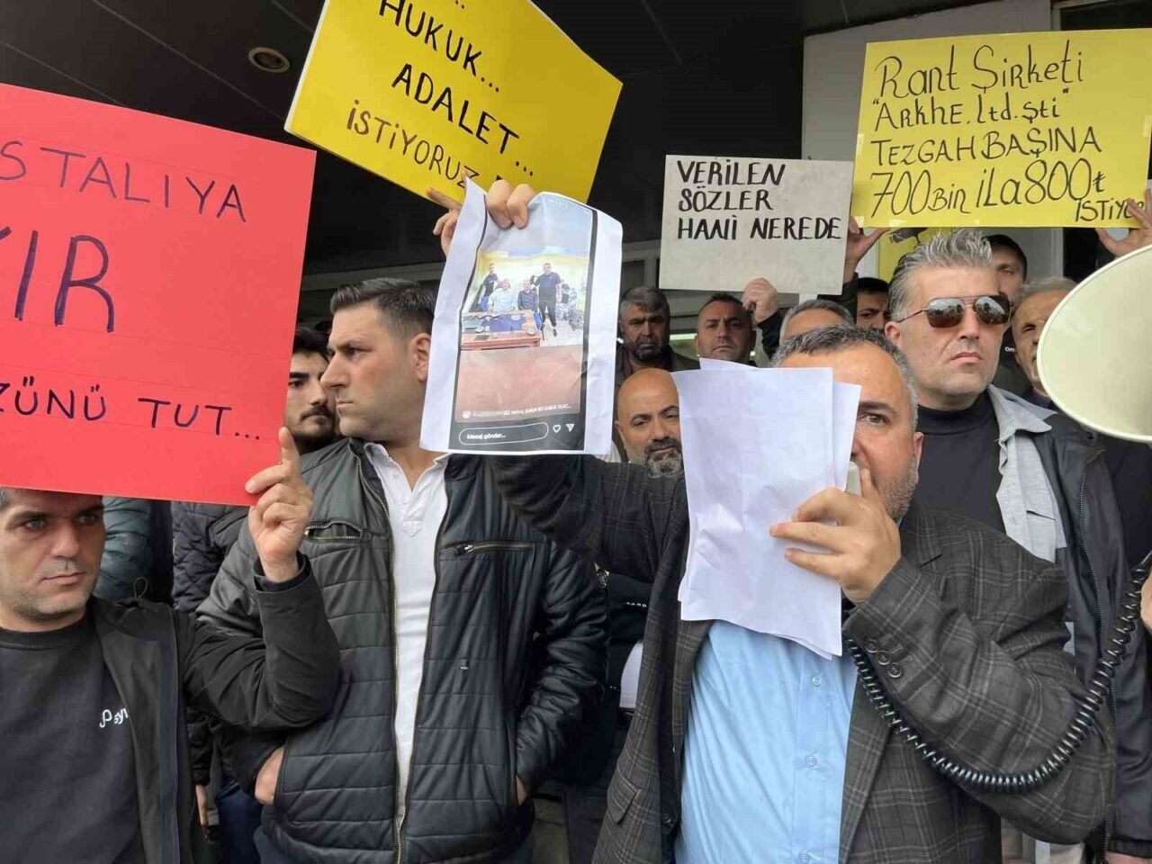 Pazarcı esnafından Karşıyaka Belediyesi önünde eylem