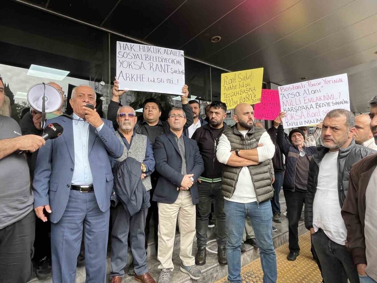 Pazarcı esnafından Karşıyaka Belediyesi önünde eylem