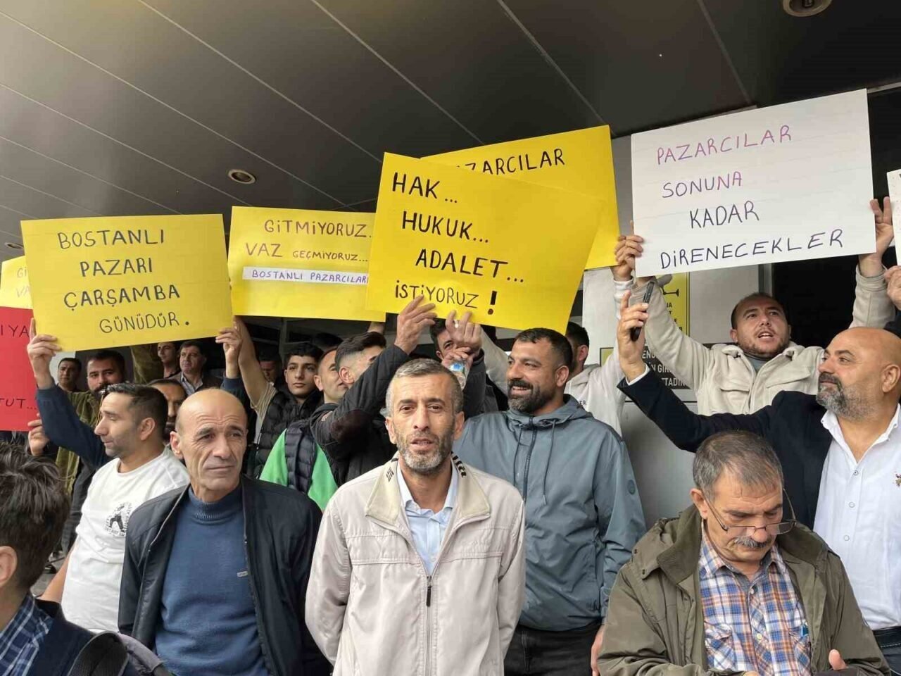 Pazarcı esnafından Karşıyaka Belediyesi önünde eylem
