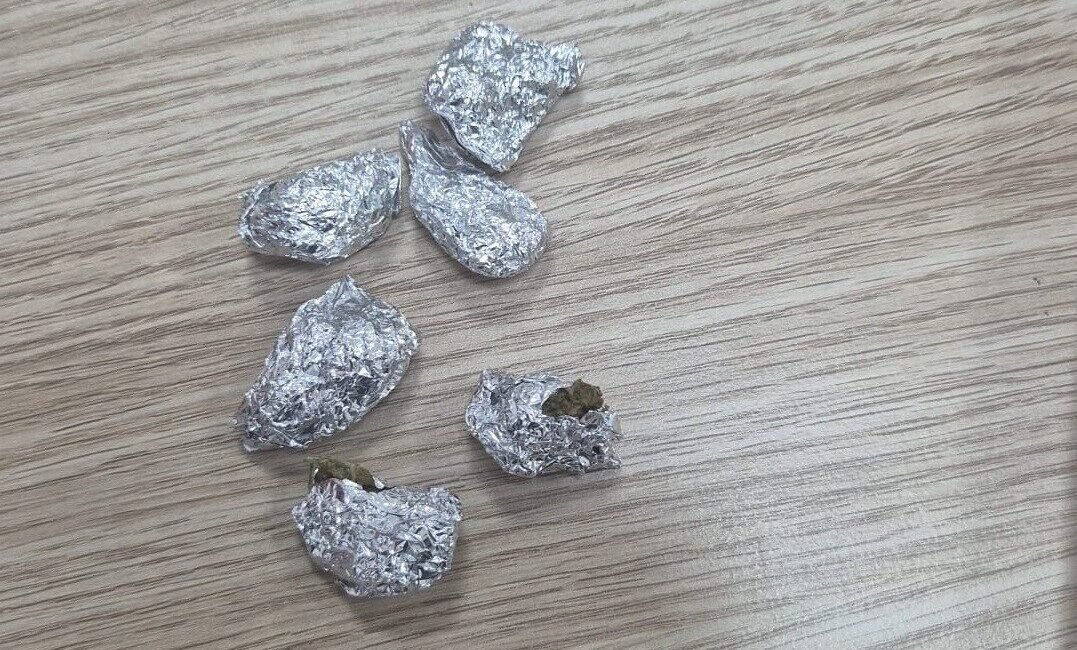 İzmir’in Bayraklı ilçesinde polis ekipleri tarafından yapılan kontrollerde durumlarından şüphelenilerek