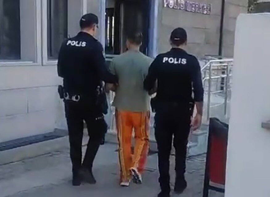 Polisten 750 metre kaçtı, 40 yıl hapisle aranan firari çıktı İzmir Karabağlar’da polisin ’dur’ ihtarına uymayarak kaçan şüpheli, 750 metrelik