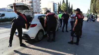 İzmir’de polis ekipleri tarafından bir haftada kent genelinde gerçekleştirilen operasyonlarda,