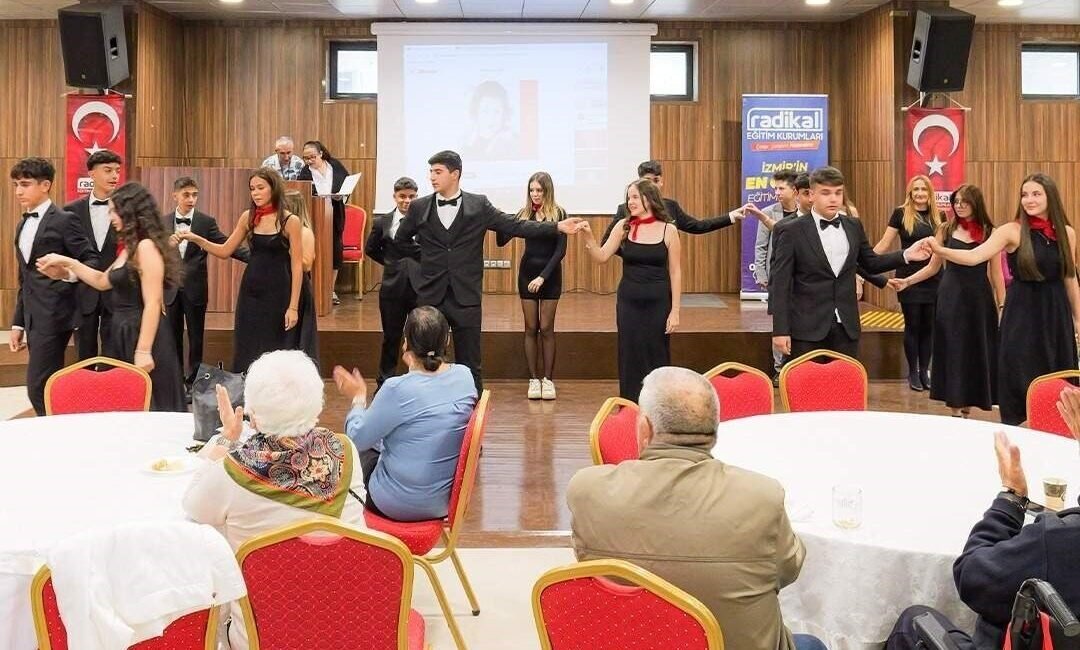 Radikal Okulları öğrencilerinden huzurevi ziyareti: Kuşaklar arası sevgi köprüsü Radikal Okulları öğrencileri, toplumsal sorumluluk bilinciyle gerçekleştirdikleri anlamlı bir etkinlik