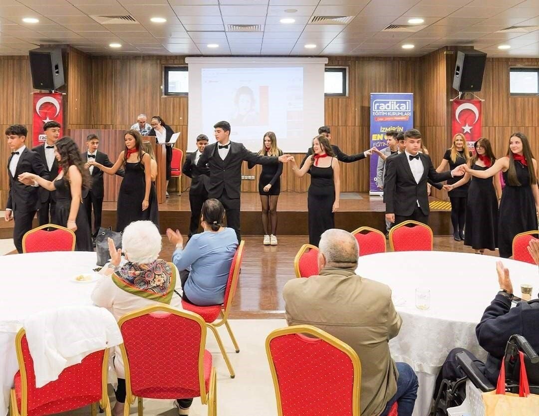 Radikal Okulları öğrencilerinden huzurevi ziyareti: Kuşaklar arası sevgi köprüsü Radikal Okulları öğrencilerinden huzurevi ziyareti: Kuşaklar arası sevgi köprüsü