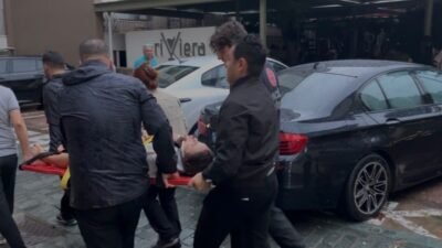 Antalya’da aniden bastıran sağanak ve şiddetli rüzgar nedeniyle devrilen ağacın