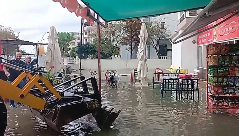 Sağanak yağış Aliağa’da su baskınlarına neden oldu
