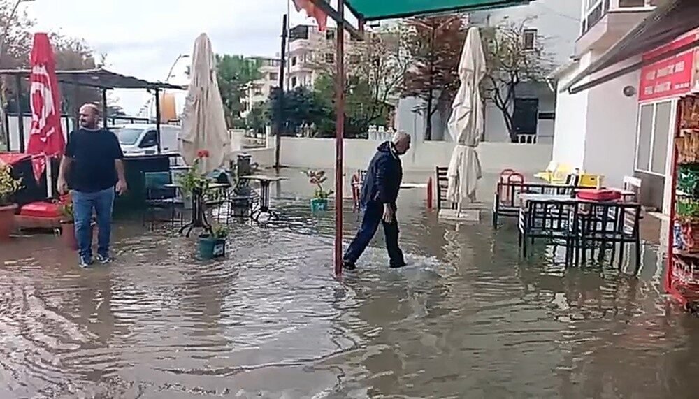 İzmir’de bugün etkili olan sağanak yağış, Foça ilçesinin yanı sıra