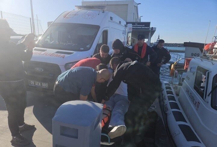 Sahil güvenlik ekipleri yaralanan şahsı kurtardı Aydın’ın Kuşadası ilçesinde karadan ulaşımı olmayan bölgede yaralanan bir şahıs