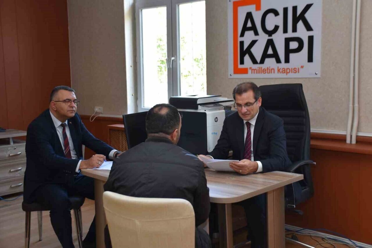 Salihli Kaymakamı Güldoğan vatandaşları dinledi Salihli Kaymakamı Güldoğan vatandaşları dinledi