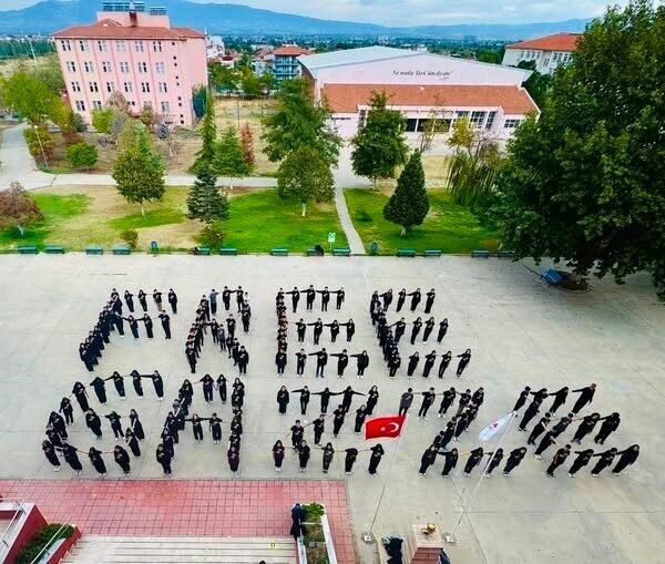 Salihli’de gençlerden Gazze’ye destek Manisa’nın Salihli ilçesinde liseli öğrenciler okul bahçesinde bir araya gelerek