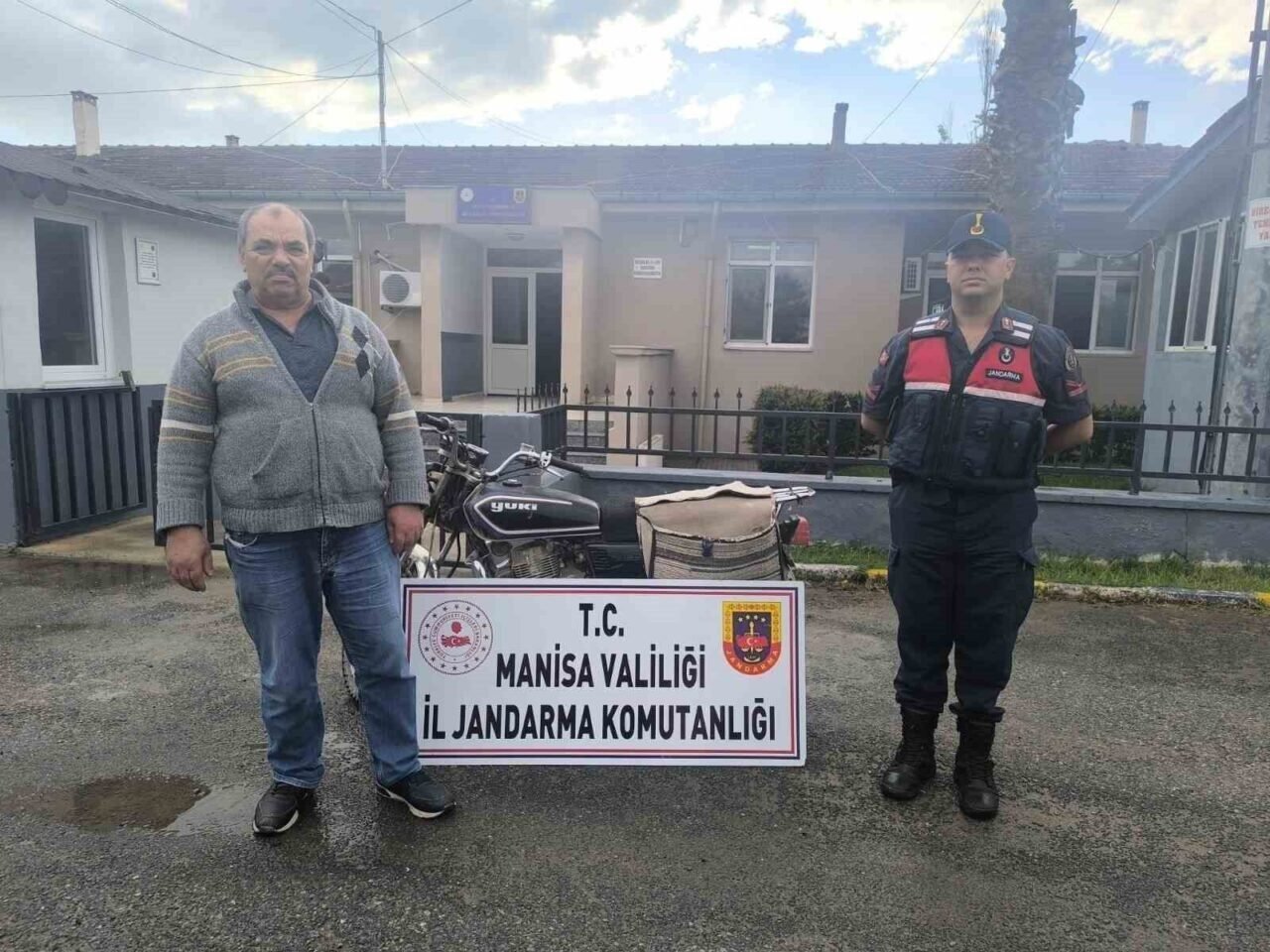 Salihli’de plakasız motosiklet çalıntı çıktı Salihli’de plakasız motosiklet çalıntı çıktı