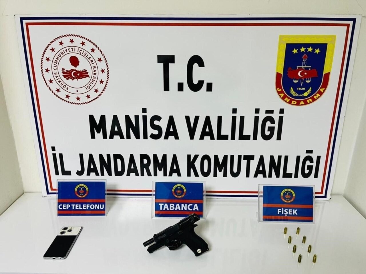 Salihli’de şüpheliden ruhsatsız tabanca ve mermi çıktı Salihli’de şüpheliden ruhsatsız tabanca ve mermi çıktı
