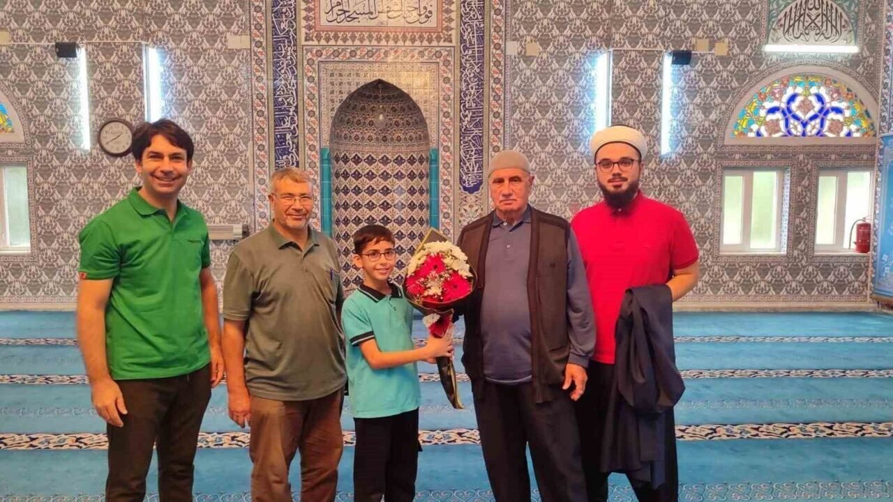 Sarıgöl’de öğrencilerden din görevlilerine çiçekli teşekkür
