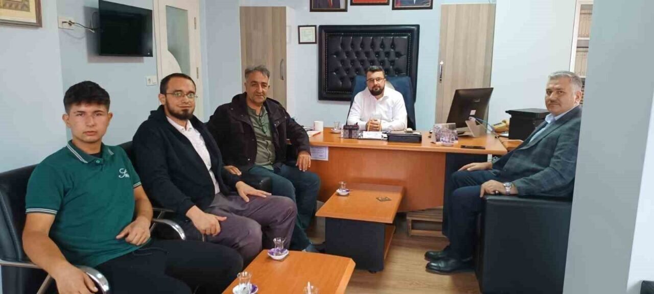Sarıgöl’de öğrencilerden din görevlilerine çiçekli teşekkür