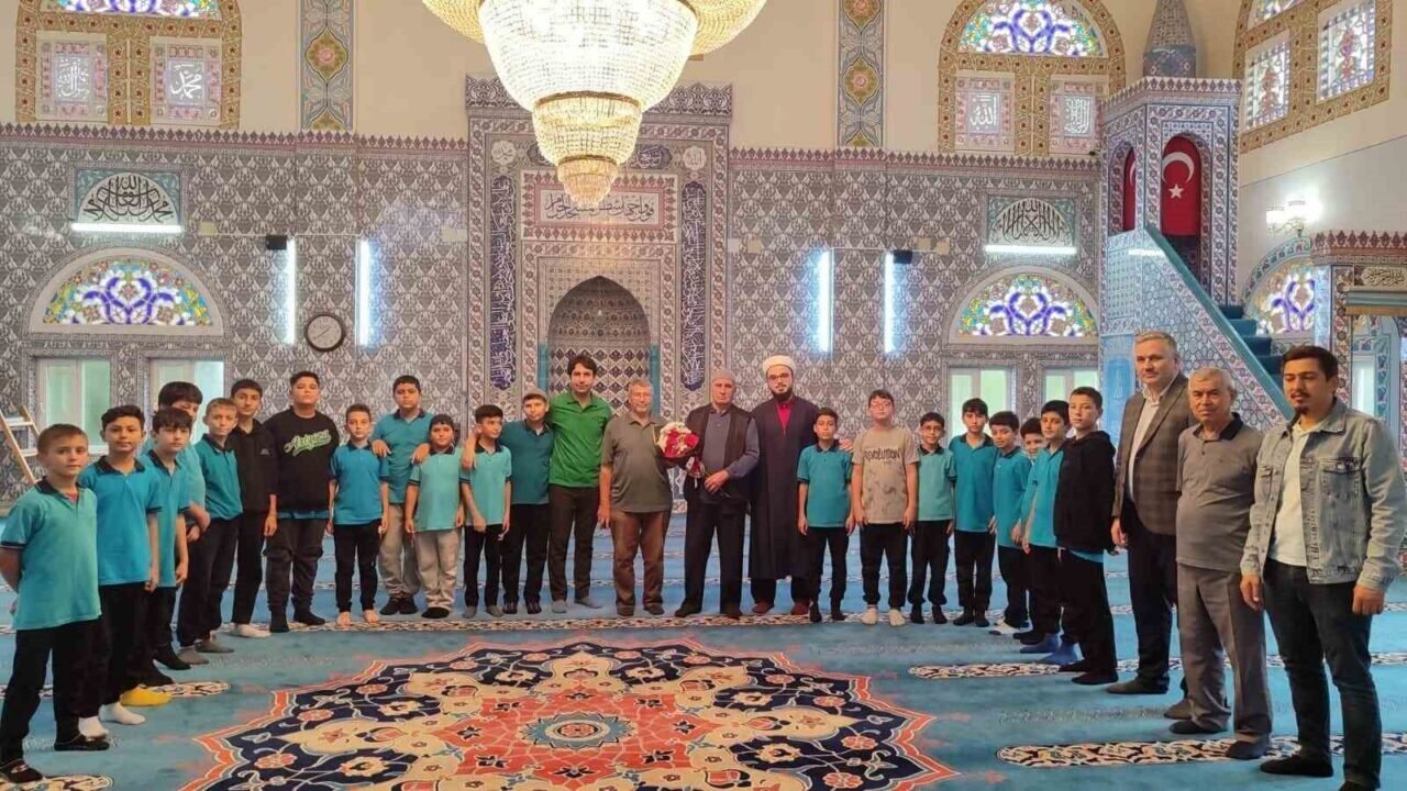 Sarıgöl’de öğrencilerden din görevlilerine çiçekli teşekkür Sarıgöl’de öğrencilerden din görevlilerine çiçekli teşekkür