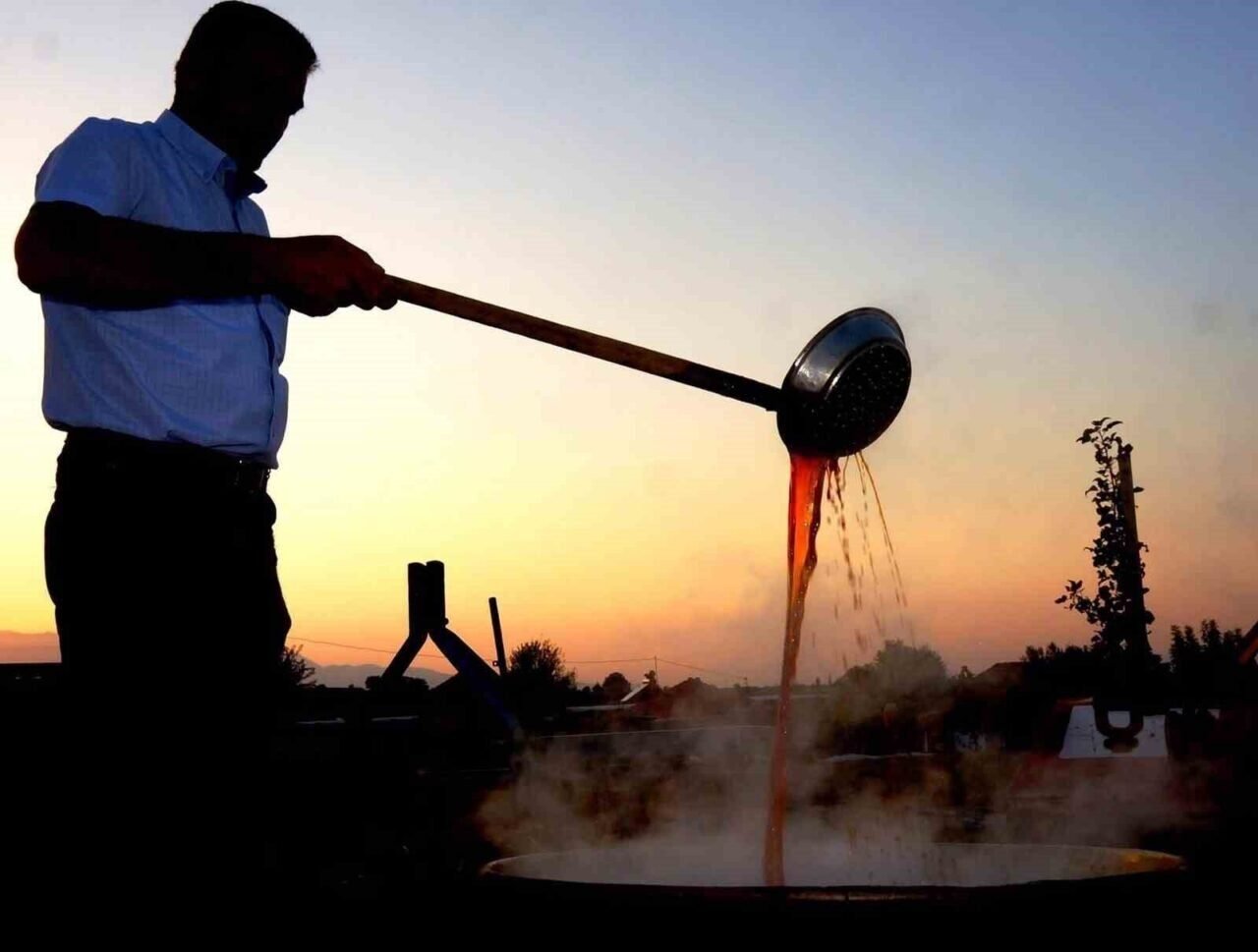 Sarıgöl’de pekmez köpüğü geleneği yaşatılıyor Sarıgöl’de pekmez köpüğü geleneği yaşatılıyor