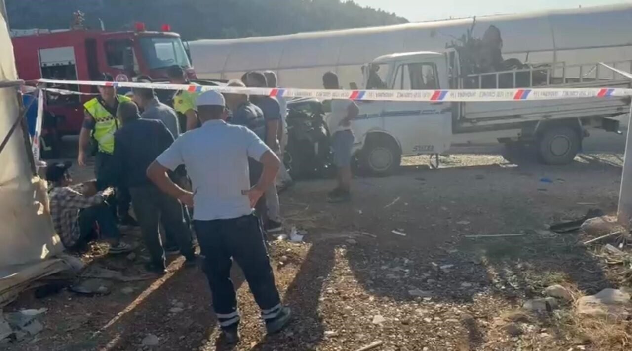 Serik’te otomobil ile kamyonet çarpıştı: 3 yaralı