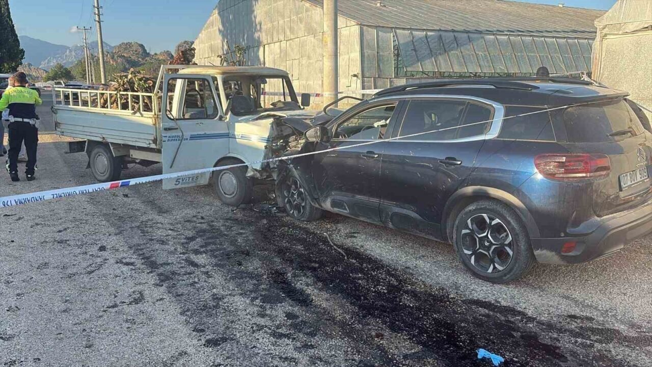 Serik’te otomobil ile kamyonet çarpıştı: 3 yaralı Serik’te otomobil ile kamyonet çarpıştı: 3 yaralı