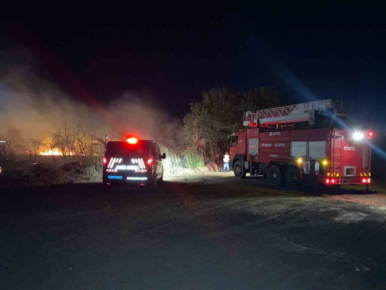 Serik’te yol kenarındaki otluk alanda çıkan yangın korkuttu