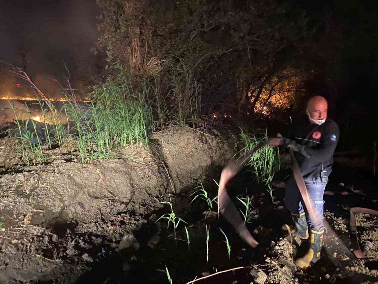 Serik’te yol kenarındaki otluk alanda çıkan yangın korkuttu