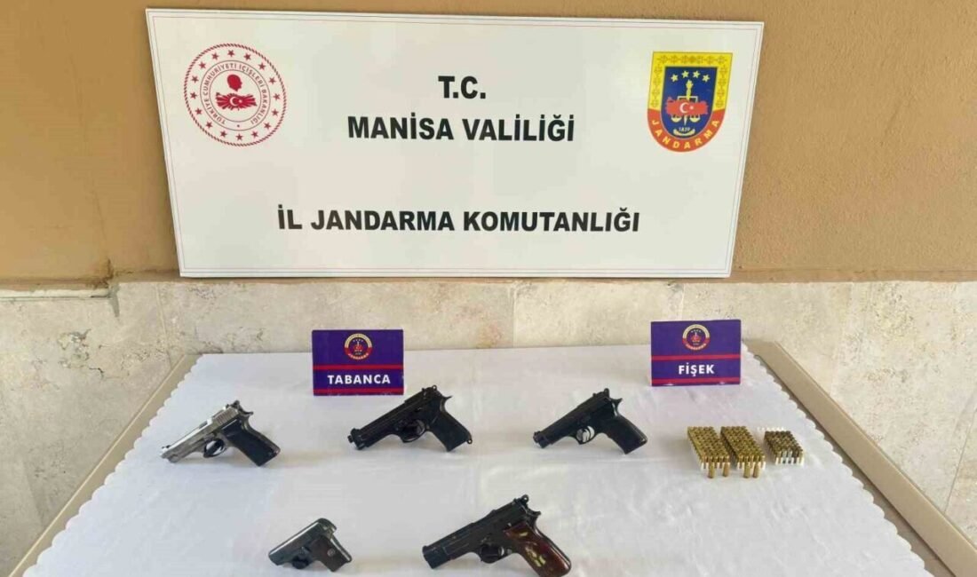 Silah kaçakçısına operasyon: Adli kontrolle serbest bırakıldı Manisa’nın Alaşehir ilçesinde Jandarma Suç Araştırma Timi (JASAT) ve Alaşehir