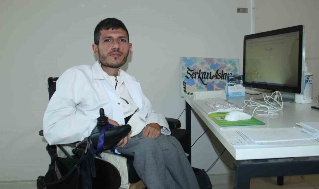 Doğuştan SMA hastası olan genç, hayatı boyunca karşılaştığı engelleri aşarak