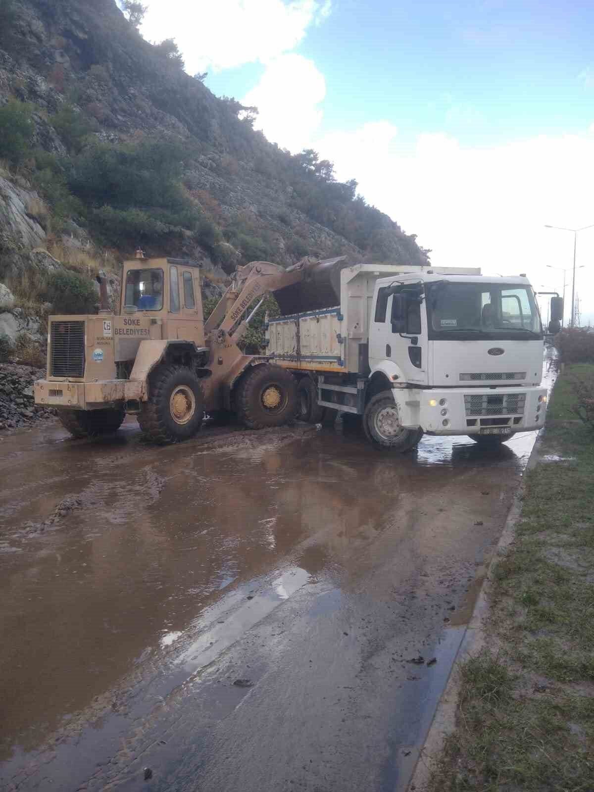 Söke’de toprak kayması: "Karayolu trafiğe kapandı"