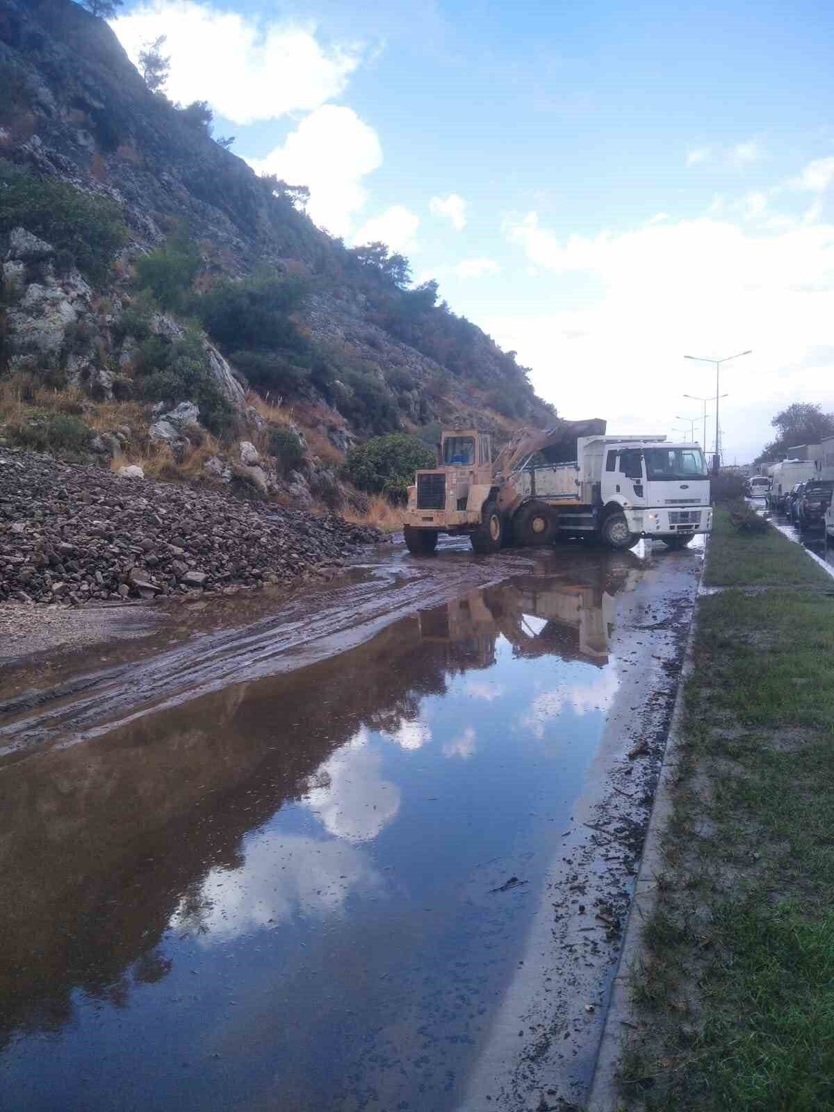 Söke’de toprak kayması: "Karayolu trafiğe kapandı"